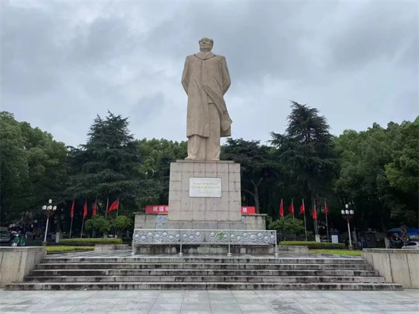 湖南大學(xué)，毛主席雕像