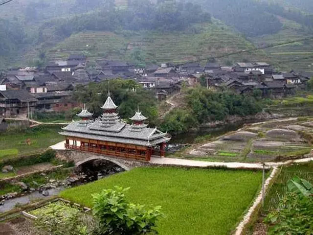 來到古樸的岜扒，這里自然生態(tài)完好，吊腳樓、鼓樓、花橋掩映于叢林